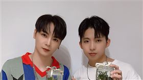 古曜威（左）與原子少年陳柏諦手作水晶生態瓶。（圖／單純夢想提供）