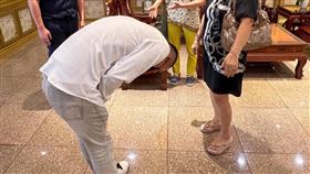 鳳梨鞠躬畫面曝光。（圖／翻攝自臉書）