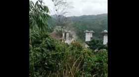 印度「跨峽谷鐵路橋」興建中突坍塌！至少17工人喪命、多人失蹤（圖／翻攝自推特）