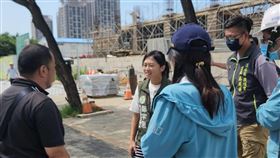 淡水門牌長年誤編  400餘人投錯里長新北市淡水區沙崙里部分住戶門牌長年被誤編為崁頂里，近期才被發現。民進黨籍新北市議員鄭宇恩（後中）與新任崁頂里長吳庭岳（後右）質疑2022年有400多名居民根本投錯里長。（鄭宇恩提供）中央社記者高華謙傳真  112年8月23日