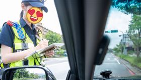 女警低頭開單（圖／翻攝自TCPB 局長室 臉書）