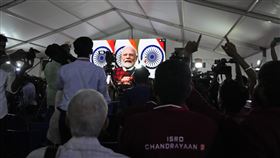 印度月球登陸器「維克藍號」今晚完成在月球南極著陸的創舉，直播畫面傳回地面，印度舉國歡騰，遠在南非訪問的總理莫迪也發表聲明慶賀，並稱成功屬於全人類。（圖／美聯社／達志影像）