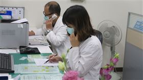 「怕出院被閒言閒語」確診者身心煎熬　疫苗之外下一個隱憂 打電話關心確診者 職能治療師 心理諮商 彰化醫院長曾孔彥 精神科主任梁孫源 心理師邱素鳳（圖／部立彰化醫院提供） 