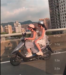 清純妹互載誤闖快速道路　網：這兩個給過(圖/翻攝畫面)