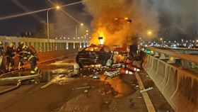 自小客車追撞工程車（圖／翻攝畫面）