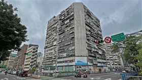 ▲錦新大樓2樓供奉有上百個牌位，形成活人死人同住的奇特景象，有民眾誤打誤撞來租房，上網查資料後差點嚇破膽。（圖／CTWANT）