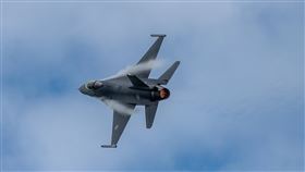 清泉崗基地航空嘉年華  F-16V性能展示（1）空軍台中清泉崗基地12日舉行航空嘉年華活動，進行F-16V（Block20）戰機性能展示。中央社記者裴禛攝  112年8月12日