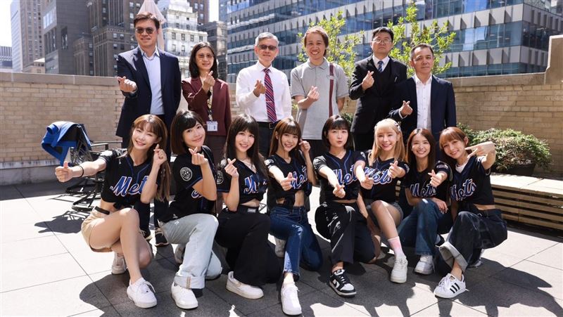 樂天女孩參觀駐紐約經文處　大使親自接見