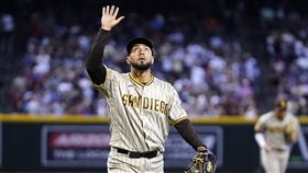 ▲教士蘇瓦瑞茲（Robert Suarez）因抹油被驅逐出場。（圖／美聯社／達志影像）