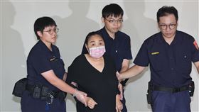 陳盈潔發監執行 法警攙扶資深歌手陳盈潔（左2）被控教唆偽造有價證券案，判刑3年2月定讞，23日下午1時30分發監執行，在法警攙扶下緩緩走上囚車。中央社記者趙世勳攝  112年8月23日