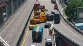 台61線西濱快速道路台中段157.3K，連環車禍。（圖／翻攝公路總局即時影像）