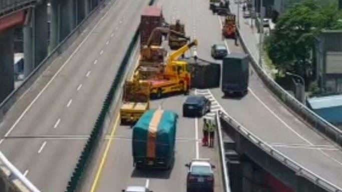 西濱台中段4車連環撞　3人輕傷送醫