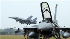 空軍F-16V戰機飛行員在最短時間上完成戰機的緊急起飛，執行隨時接戰共軍戰機。（記者邱榮吉/攝影）