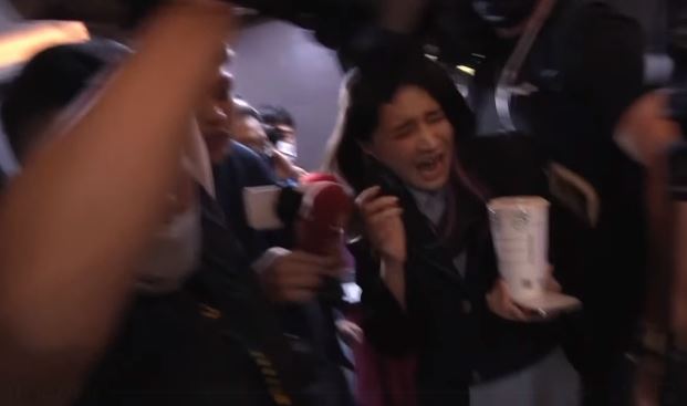 賴品妤遭追訪險摔倒　她：有必要欺負人？