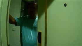 林男睡眼惺忪來開門，見到警察當場傻眼，只能乖乖就逮。（圖／讀者提供）
