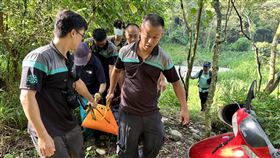 彰化男暗夜獨登麒麟山步道墜谷獲救蕭姓男子自稱24日凌晨到田中鎮麒麟山森林步道運動，疑因夜間視線不佳摔落山谷，手機、手電筒遺留地上，有民眾清晨經過發現異狀向山谷呼喊，蕭男回應，警消人員獲報到場合力將蕭男救出送醫。（警方提供）中央社記者蕭博陽彰化縣傳真  112年8月24日