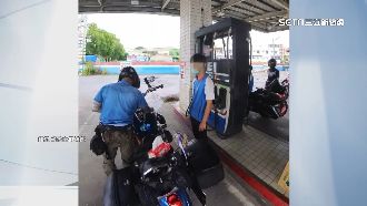 加油突變「汽油洗車」騎士急呼：油槍拿開