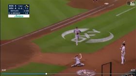 ▲紅襪投手懷特拉克（Garrett Whitlock）本後滑接美技。（圖／翻攝自MLB官網）