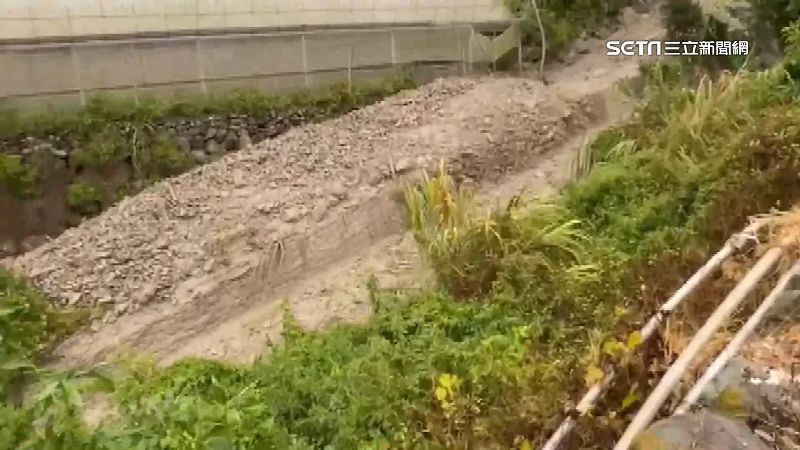 比卡努帶來土石還多！東埔村聯外道遭淹沒