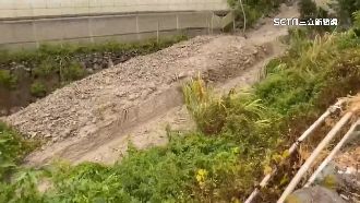 比卡努帶來土石還多！東埔村聯外道遭淹沒