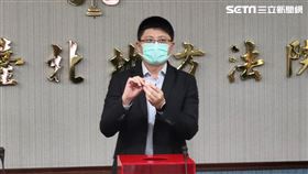 ▲高虹安貪汙案因為社會矚目案件，台北地院24日下午公開人工抽籤分案。2大疊卷證也首次曝光。（圖／記者楊佩琪攝）