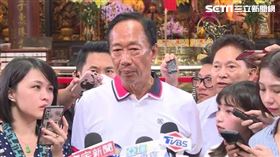 ▲郭台銘參拜土城五穀先帝廟、廟口開講受訪