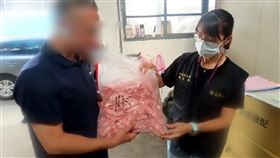 攤商涉以豬肉混充羊肉  新北衛生局追查（2）大台北果菜市場某攤商遭民眾檢舉涉嫌以豬肉冒充羊肉出售，新北市衛生局獲報派員循線追查上游肉品供應商，也抽驗廠商的「羊肉火鍋片」，將委託檢驗動物性成分，釐清究竟是羊肉或其他動物的肉品。（新北市衛生局提供）中央社記者黃旭昇新北市傳真  112年8月23日