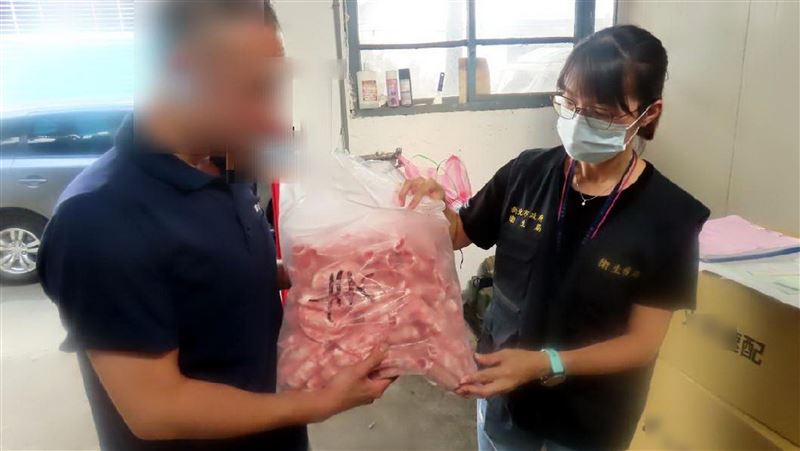 無良兄妹擺攤賣假羊肉　她涉犯3罪遭羈押