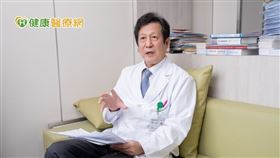 阮綜合醫院副院長蔡青陽醫師提醒，腸躁症如依循傳統使用軟便劑、抗痙攣治療，吃多恐導致腹瀉、便秘、腹脹等問題。想要良好控制可與醫師討論，選擇新型的口服藥，無全身副作用安全性更高。