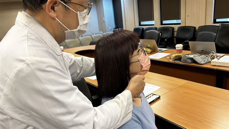 甲狀腺亢進示意圖。(圖/記者簡浩正攝影)