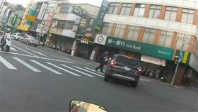 台中女駕駛，左轉，直衝斑馬線，行人差點被撞，網轟：目洨(圖／翻攝自爆料公社)