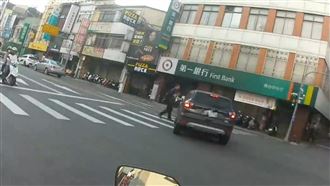 左轉直衝斑馬線險撞行人　網怒：又怪A柱