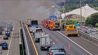 新／國道一號傳火燒車　遊覽車被拖離竄火