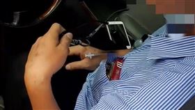 被女網友放鴿子，男子心情鬱卒，車內施打毒品，手臂插針筒被逮(圖／翻攝畫面)