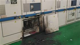 台北捷運南港機廠變電站2人感電受傷台北捷運南港機廠變電站25日凌晨發生感電事件，造成2名維修員燒傷送醫。北捷表示，根據現場狀況有燒灼痕跡，研判應屬電弧感電導致，非先前傳出的發生爆炸。（北捷提供）中央社記者陳怡璇傳真  112年8月25日