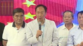 ▲郭台銘參加主流民意大聯盟嘉義場，前雲林縣長張榮味陪同。