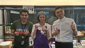 徐素妙(中)透過桃竹苗分署「僱用獎助」措施找到飯店烘焙門市工作且穩定就業。（圖／桃竹苗分署提供）
