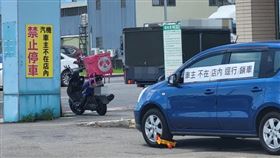 休旅車疑似擅自停在超商門口，店家不滿，直接將車輛上鎖。（圖／讀者提供）