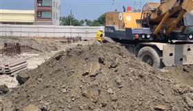 陳椒華開挖學甲爐碴（圖／翻攝自陳椒華臉書）