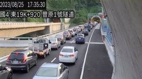 國道四號豐原往清水路段大貨車與小客車車禍，回堵5公里。（圖／翻攝畫面）