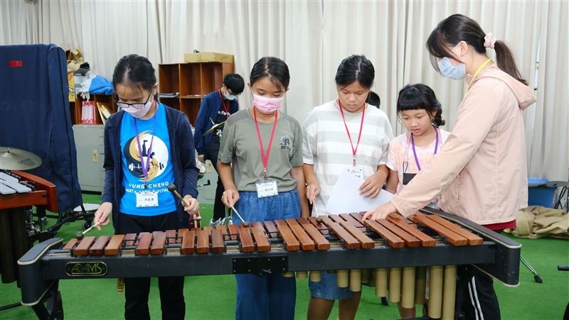 直播平台前進花崗國中　教偏鄉童認識音樂