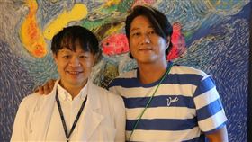 姜成鎬出現在台大兒童醫院，並跟台大婦產科醫師施景中合照。（圖／翻攝自Jin-Chung Shih臉書）