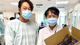 姜成鎬出現在台大兒童醫院，並「買了許多車車探望病童」，讓病童們笑意盈盈，施景中直呼姜真的是巨星。（圖／翻攝自Jin-Chung Shih臉書）