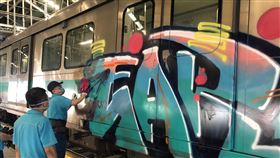 高捷列車遭惡意塗鴉高雄捷運大寮機廠與北機廠25日凌晨4時多進行營運前列車整備時，司機員發現各有1輛列車被惡意塗鴉，高捷公司立即報警處理。（高雄捷運公司提供）中央社記者蔡孟妤傳真 112年8月25日