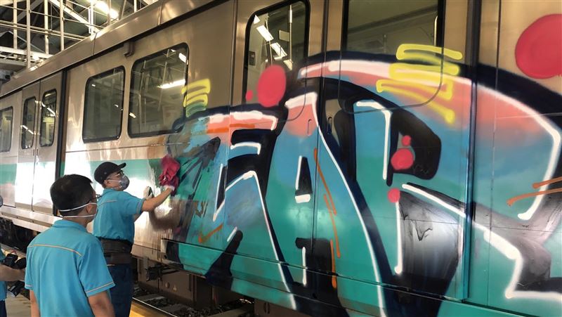 高雄捷運2輛列車遭惡意塗鴉　將依法求償