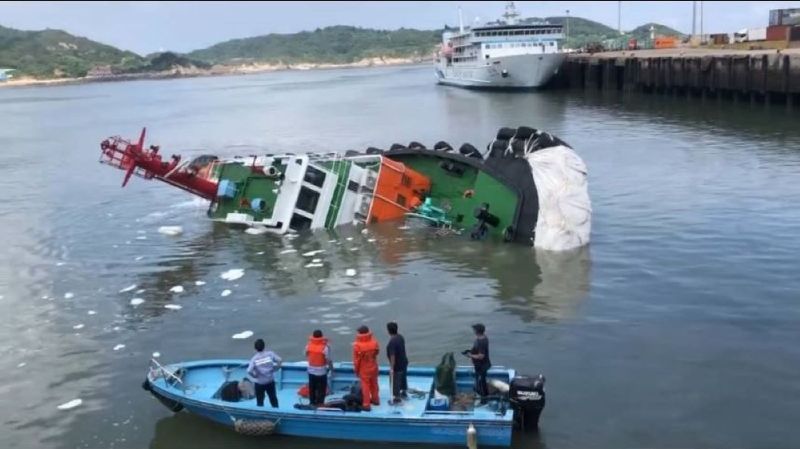 2億拖船才剛修完遭撞沉船　港口油污飄出