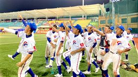 亞洲青少棒賽  台灣將與日本爭冠2023年第11屆亞洲青少棒錦標賽台灣25日迎戰地主中國，台灣隊杜翊澤敲出場內2分打點全壘打、拉開領先差距，終場台灣隊以6比1拿勝，26日將與日本爭冠。圖為得分時台灣球員開心慶祝。（中華民國棒球協會提供）中央社記者謝靜雯傳真  112年8月25日