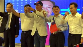 國民黨中評委黃文章為郭台銘站台鴻海集團創辦人郭台銘（右3）25日出席主流民意大聯盟嘉義場餐會活動，同時成立嘉義阿銘之友會，國民黨中評委黃文章（右2）擔任會長並站台力挺郭台銘。中央社記者黃國芳攝  112年8月25日