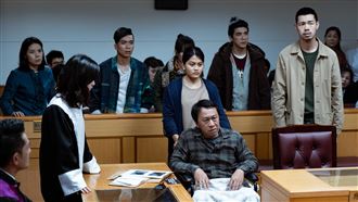 兒子爆執法過當　金鐘視帝坐輪椅現身喊話