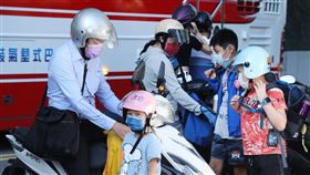 大佳國小開學日家長緊張的帶著小朋友進學校。（記者邱榮吉/攝影）